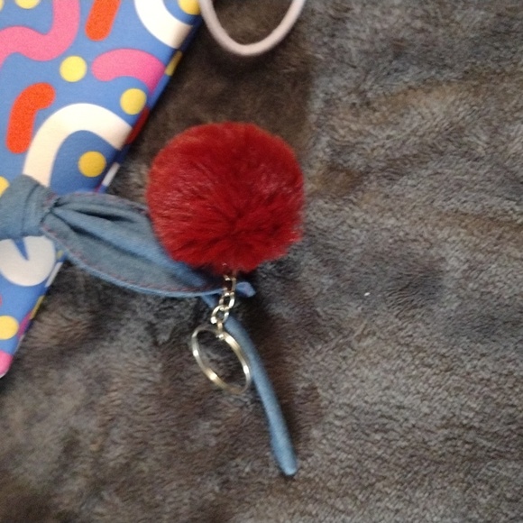 Small Multicolored Makeup Bag and Goodies - Picture 3 of 8